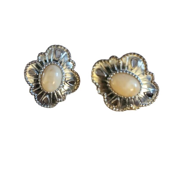 𝅺VINTAGE 1990 AVON Silvery Sands Silvertone Peach Pierced Earrings - Picture 1 of 5